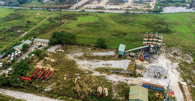Trạm trộn bê tông "mọc" trong khu đất dự án Khu đô thị mới Thịnh Liệt. &nbsp;