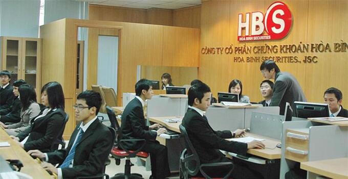 Tổng giám đốc Chứng khoán Hòa Bình muốn mua 8 triệu cổ phiếu HBS