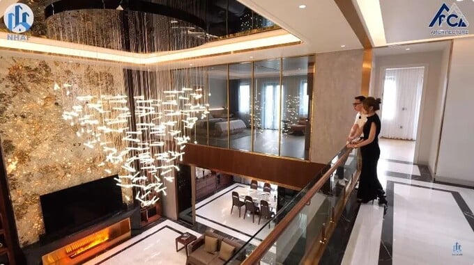 Điểm nhấn giá trị nhất biệt thự: không gian thông tầng. Ảnh: NhaF