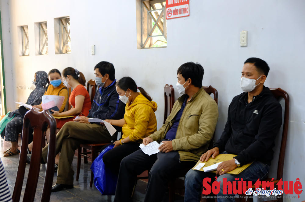 &nbsp;Người dân bỏ nương rẫy để chờ làm thủ tục đất đai.&nbsp; &nbsp;