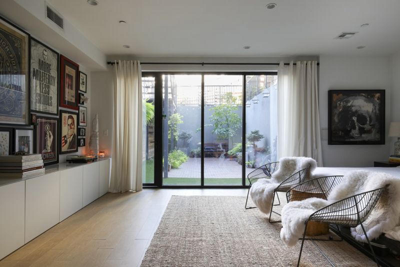 Nên lựa chọn những đồ nội thất có thể thỏa mãn các giác quan hơn là chạy theo mốt. &nbsp;