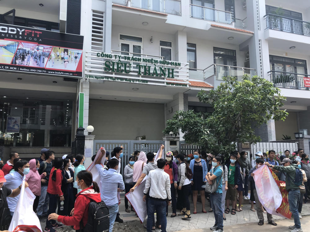 Với việc chủ đầu tư bị khởi tố, đến nay dự án Kingsway rơi vào tình trạng “đứng hình”, còn người dân vẫn miệt mài đi đòi nhà trong vô vọng &nbsp;