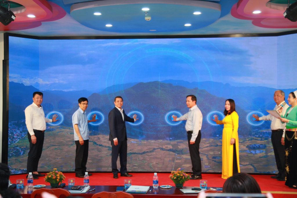 Các đại biểu ấn nút khởi động chương trình kích cầu du lịch tỉnh Hòa Bình năm 2022 &nbsp;