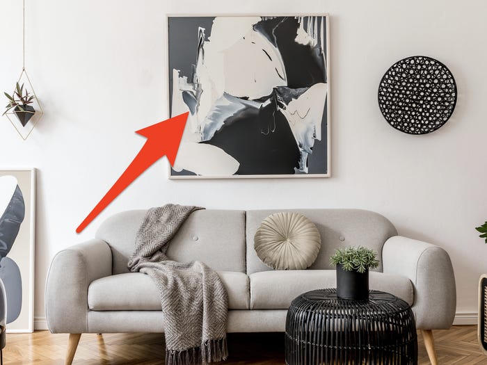 Trang trí tường bằng một bức tranh lớn là sự lựa chọn đúng đắn cho phòng khách của bạn. &nbsp;