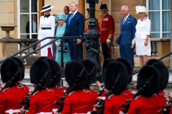 "Lợi dụng" Hoàng gia Anh, chiêu quảng cáo kinh điển của Donald Trump?