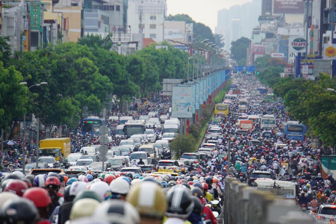 Hàng ngàn phương tiện chen chúc nhau trên một đoạn đường dài "không lối thoát".&nbsp;