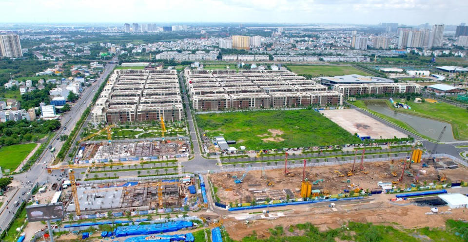 Khu đông TP.HCM hiện tập trung nhiều dự án bất động sản đang mở bán, đang xây dựng. Trong ảnh: Nhà thầu thi công các dự án nhà ở cao tầng - Ảnh: NGỌC HIỂN &nbsp;