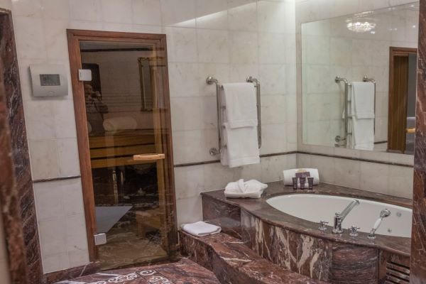 Vung 400 triệu ở phòng tổng thống thử cảm giác ‘sướng như tiên’