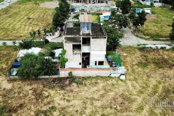 Chuyện lạ ở TP.HCM: Nơi giá đất 300 triệu đồng/m2, biệt thự xây dở không người ở