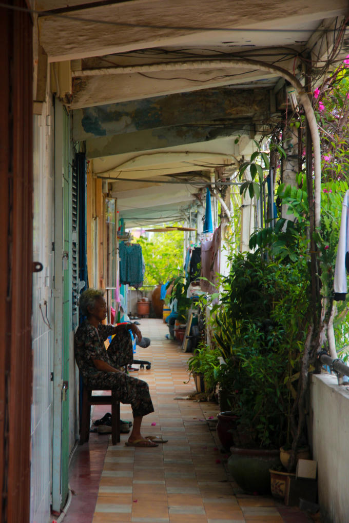 Người Sài Gòn sống trong chung cư xuống cấp, tường nhà nứt toác phải cột bằng dây kẽm, đổ sập bất cứ lúc nào