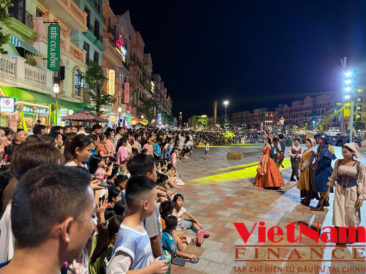 Phố đêm rực sáng tại Khu đô thị Ocean Park ở Hưng Yên