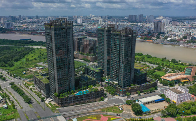 Nhiều căn hộ tại thành phố trong thành phố đầu tiên của Việt Nam đang bị ngân hàng rao bán do nằm trong danh sách nợ xấu - Nguồn: VnExpress &nbsp;