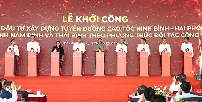 Thủ tướng Phạm Minh Chính và các đại biểu thực hiện nghi thức khởi công. Ảnh: VGP