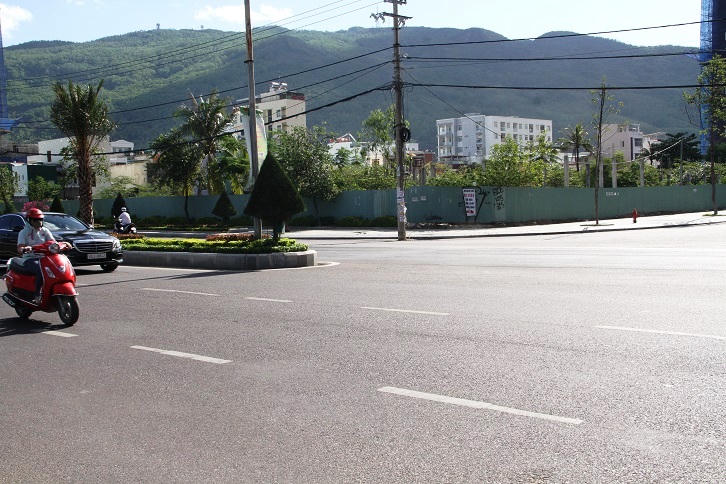 Vì sao “đất vàng” trị giá 200 triệu/m2 bị rào tôn, cây cỏ bủa vây? hình ảnh 9