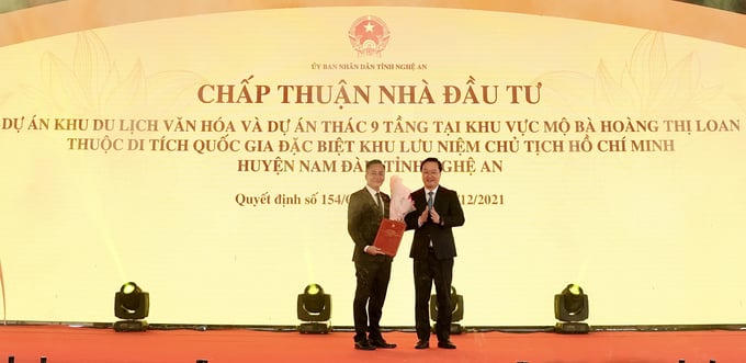 Ông Nguyễn Đức Trung, Phó Bí thư Tỉnh uỷ, Chủ tịch UBND tỉnh Nghệ An (bên phải) trao Quyết định chấp thuận Nhà đầu tư thực hiện dự án cho Ông Vũ Trọng Tuấn, Tổng Giám đốc Công ty cổ phần TMDV Tràng Thi (đơn vị thành viên của Tập đoàn T&T Group) (bên trái). &nbsp;