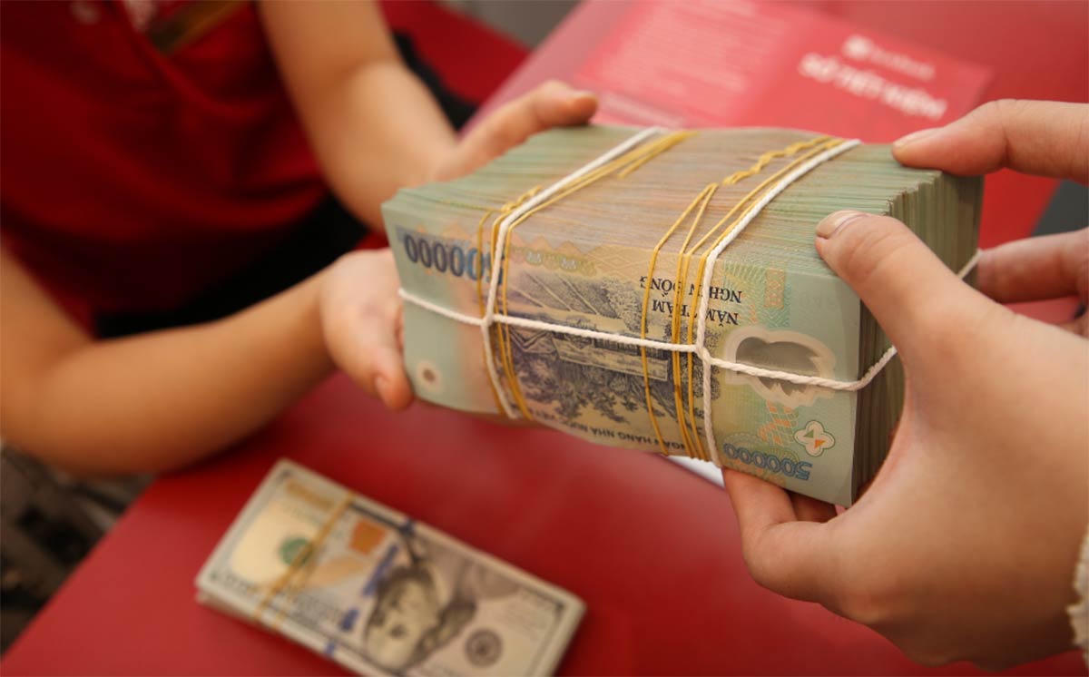 Lãi suất tiết kiệm rục rịch tăng, ngân hàng đua hút tiền gửi