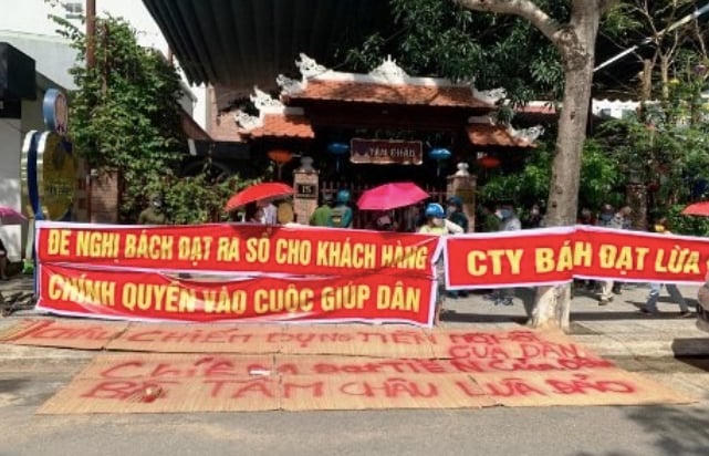 Người dân kéo đến trụ sở Công ty cổ ph Bách Đạt An đòi sổ đỏ.