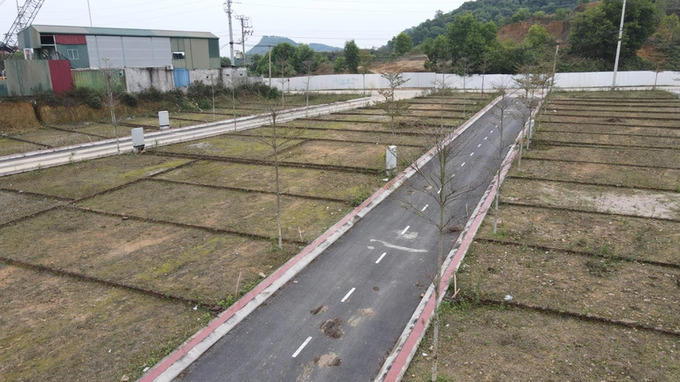 Các phân lô đất ở thôn Bãi Dài xã Tiến Xuân, Thạch Thất, Hà Nội đang bỏ không sau khi phân lô.