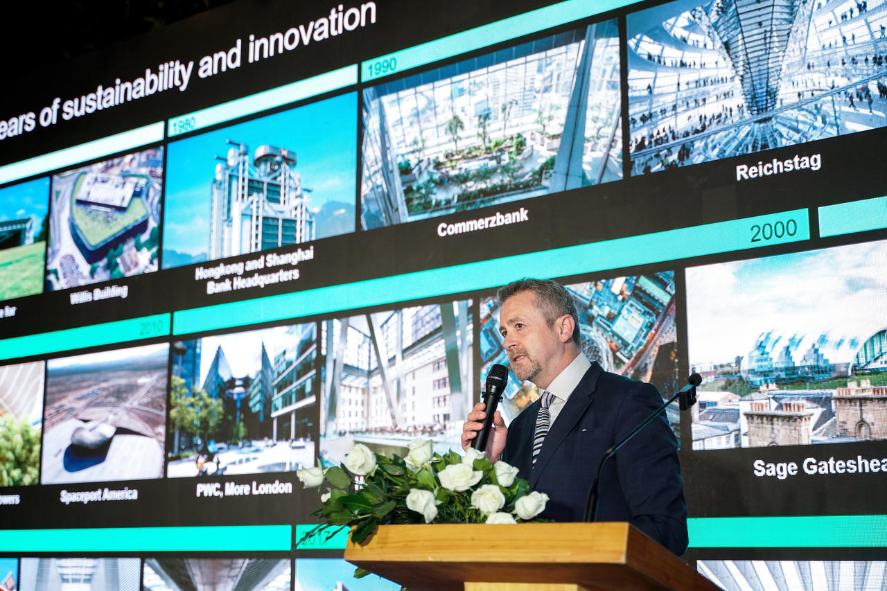 Ông Toby Blunt, Đối tác cấp cao của Foster + Partners chia sẻ về chiến lược bền vững mà tập đoàn sẽ áp dụng vào dự án The Global City. &nbsp;