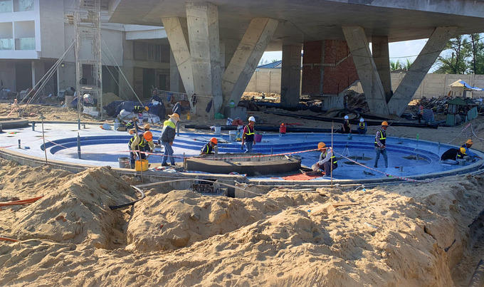 Công nhân đang thi công bên trong Dự án Malibu Hội An