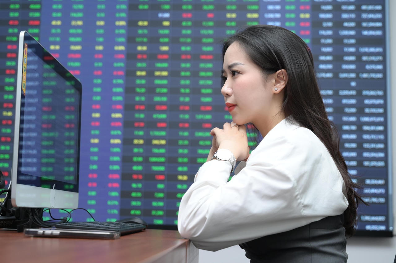 Nỗ lực vượt đỉnh của VN-Index: Kéo trụ ngân hàng cũng không ‘đủ đô’