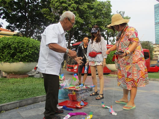  Giua Sai Gon nao nhiet co cu ong ngoi ban ‘ve ve tuoi tho’