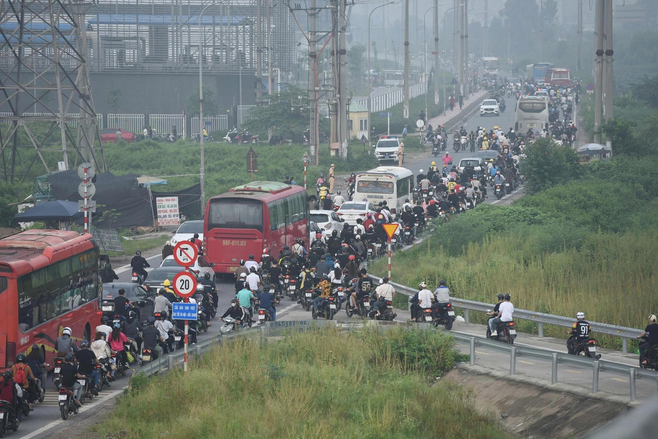 Tắc đường gần KCN&nbsp;Quang Châu. Ảnh: Báo Xây dựng