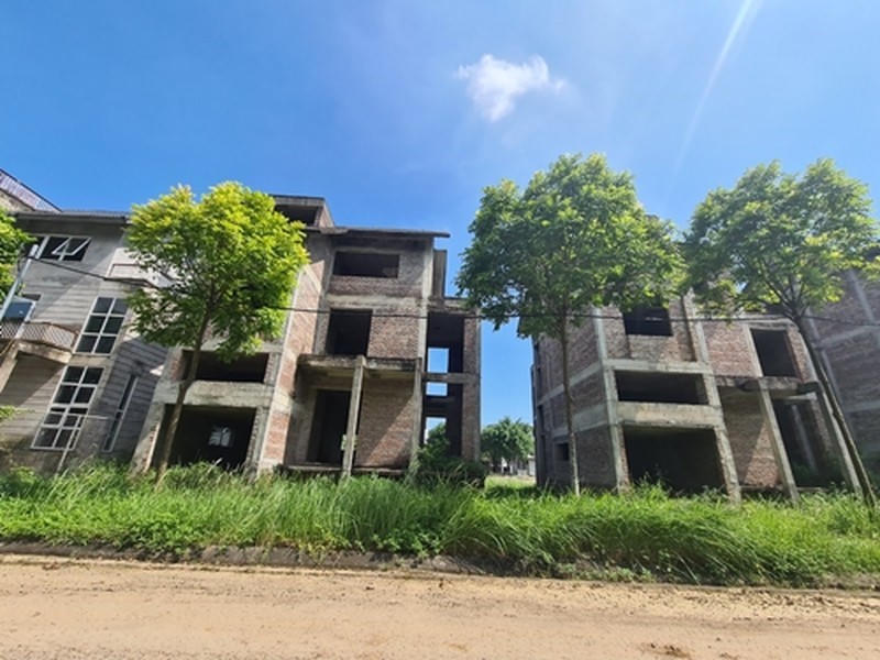 Nhiều căn biệt thự tại dự án New House City chỉ hoàn thiện phần thô rồi bỏ hoang