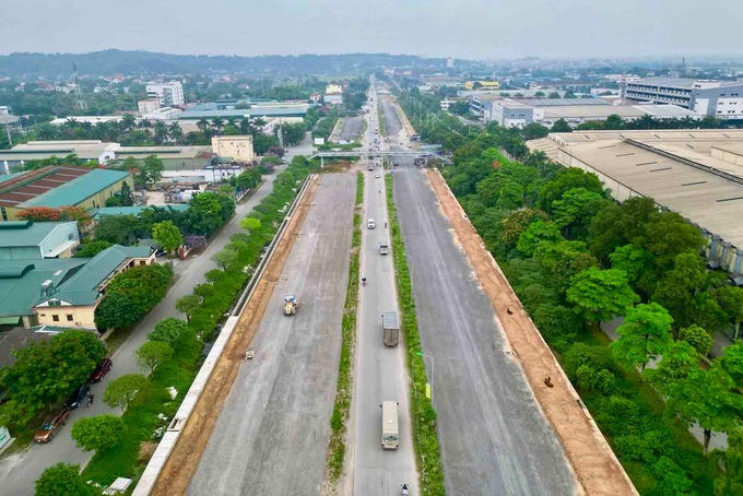 Một số đoạn trên tuyến đường đã hoàn tất và cho phép xe cộ đi lại. Ảnh: Hữu Chánh &nbsp;