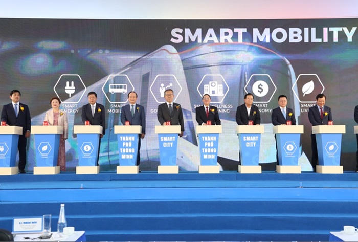 Các đại biểu thực hiện nghi thức công bố triển khai dự án Thành phố Thông minh Bắc Hà Nội &nbsp;