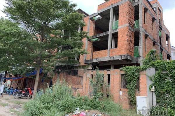 Chuyện lạ ở TP.HCM: Nơi giá đất 300 triệu đồng/m2, biệt thự xây dở không người ở