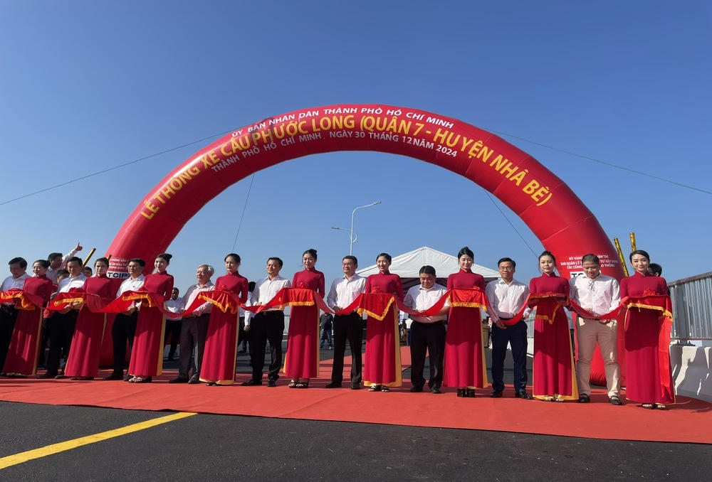 Các đại biểu cắt băng tại lễ thông xe cầu Phước Long&nbsp;