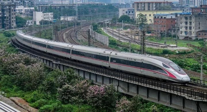 Tàu cao tốc của Trung Quốc đạt vận tốc 350 km/h.