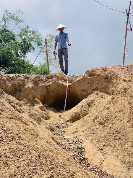 Những hố sâu xuất hiện khi mùa mưa bão qua đi. &nbsp;