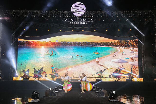 Mỹ Tâm diện váy xẻ sâu, “phiêu” trên sân khấu Thành phố biển hồ