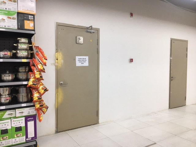 Siêu thị, trường học bịt cửa thoát hiểm, cư dân T&T Riverview nơm nớp lo bà hỏa