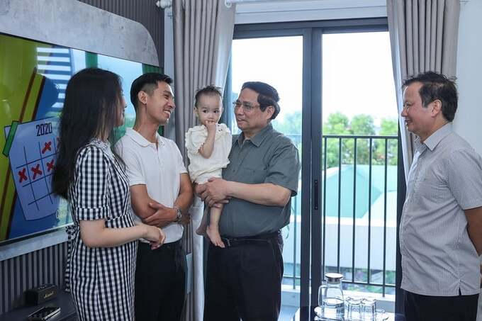 Thủ tướng thăm hỏi, tặng quà các hộ dân - Ảnh: VGP/Nhật Bắc