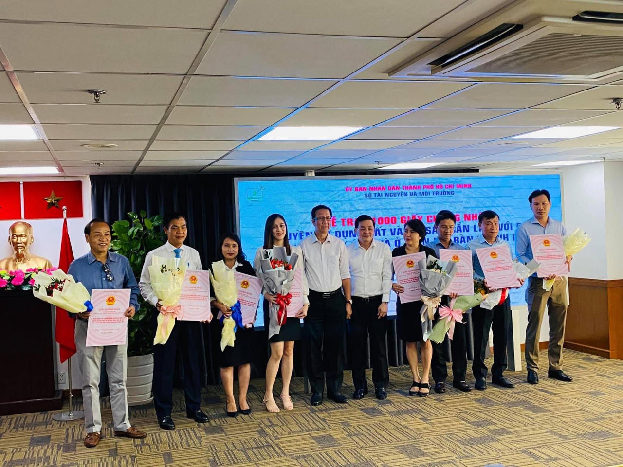 Sở TN-MT TP HCM trao 1.000 sổ hồng cho 16 doanh nghiệp. Sở TN-MT TP HCM trao 1.000 sổ hồng cho 16 doanh nghiệp.