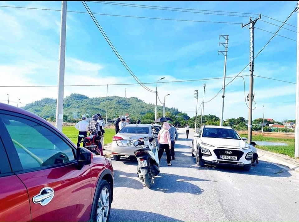 Nhiều môi giới lợi dụng tâm lý đầu tư theo đám đông để thổi giá bất động sản tăng cao trong thời gian gần đây. Ảnh: Viết Huy &nbsp;