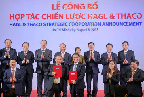 Chủ tịch HAGL và Thaco trong buổi ký hợp tác chiến lược vào tháng 8/2018.