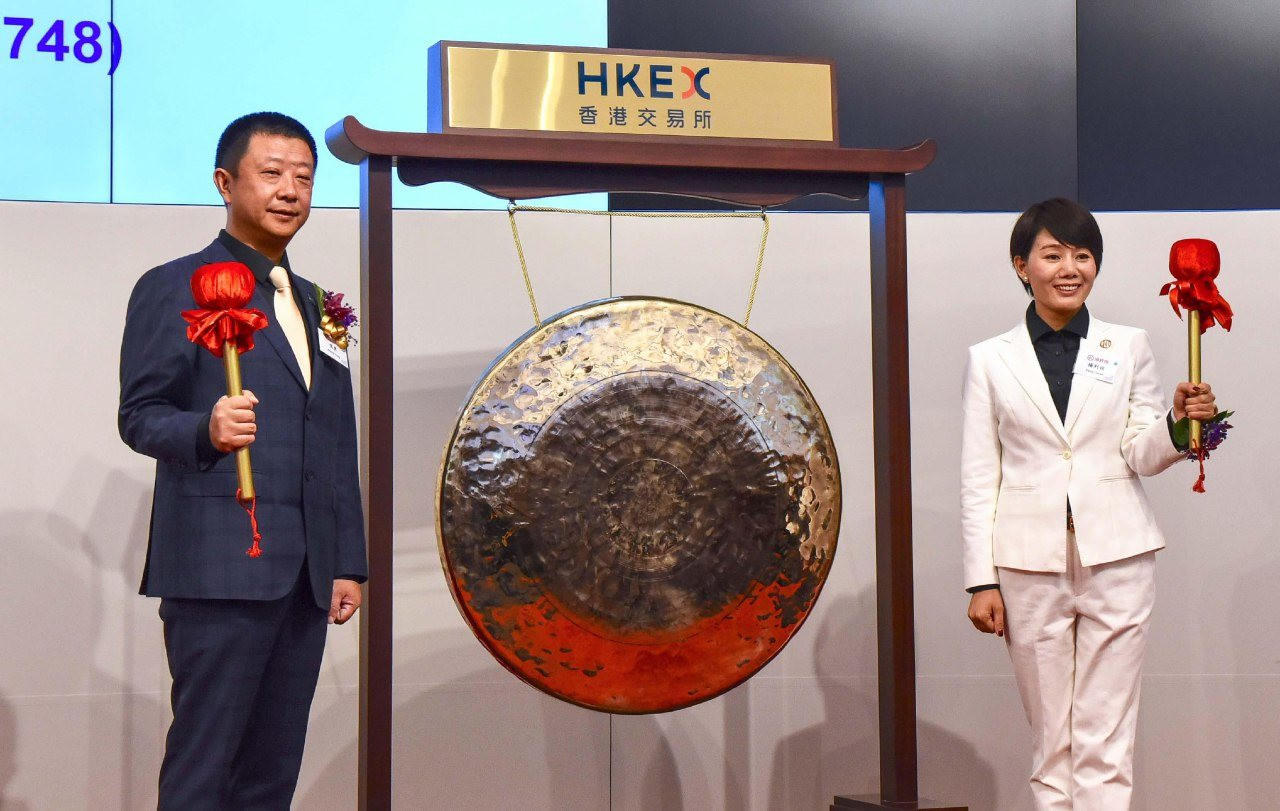 Dương Lệ Quyên và ông chủ của chuỗi lẩu Haidilao Trương Dũng tại buổi niêm yết cổ phiếu của công ty, năm 2018.