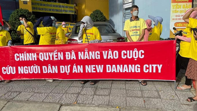 Khách hàng kéo đến trụ sở Công ty Phú Gia Thịnh căng băng rôn yêu cầu chính quyển TP Đà Nẵng vào cuộc cứu người dân tại dự án New Dangnang City. Ảnh: Khách hàng cung cấp