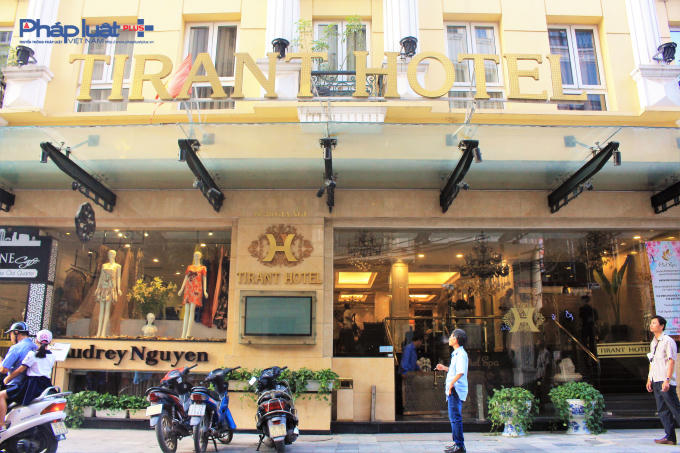 Nằm ngay bên cạnh, khách sạn Tirant số 36 Gia Ngư, Hàng Bạc, Hoàn Kiếm (Công ty TNHH thương mại du lịch Vân Hiếu) chưa được nghiệm thu về PCCC