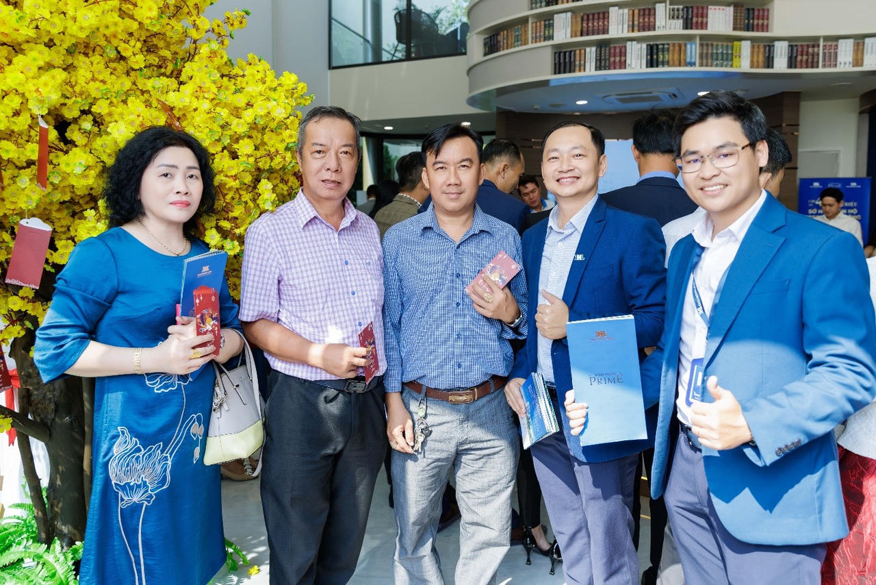 Khách hàng tham gia chương trình hái lộc đầu xuân và nhận được nhiều phần quà giá trị &nbsp;