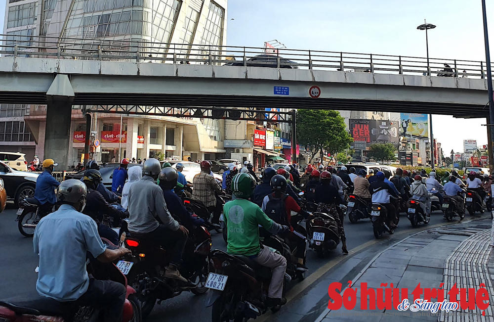 &nbsp;Trục đường Cộng Hoà luôn trong tình trạng tắc đường mỗi khi đến giờ cao điểm, đặc biệt là đoạn vòng xoay Lăng Cha Cả. &nbsp;