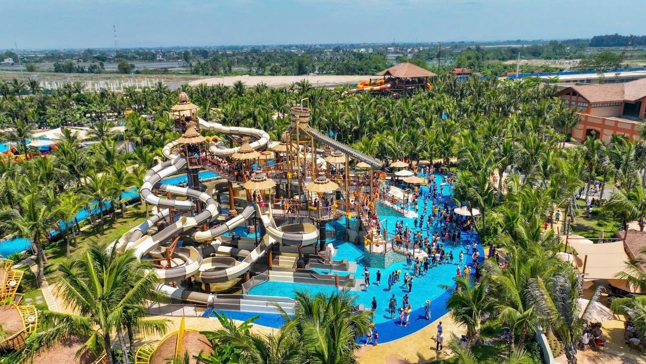 Công viên nước Sầm Sơn thu hút phục vụ hơn 19.000 lượt khách chỉ trong 5 ngày nghỉ lễ 30/4-1/5 &nbsp;