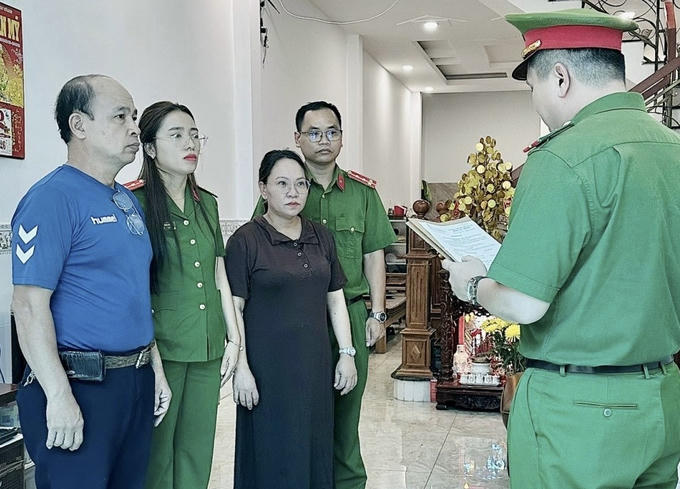 Cơ quan điều tra đọc quyết định khởi tố bị can đối với bà Văn Phương Thúy. (Ảnh: CACC).