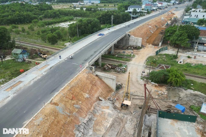 Hạng mục cầu vượt đường sắt đã hoàn thành đơn nguyên bên phải và thông xe. Ảnh: Vi Thảo &nbsp;