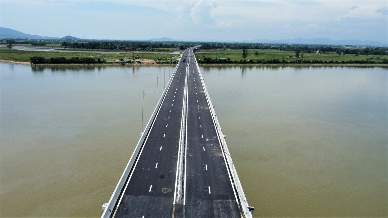 Hình ảnh 19km cao tốc Bắc - Nam vượt sông Lam về Hà Tĩnh