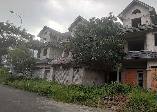 Tình trạng biệt thự bỏ hoang xuất hiện tại khu đô thị Nam An Khánh suốt nhiều năm qua &nbsp;